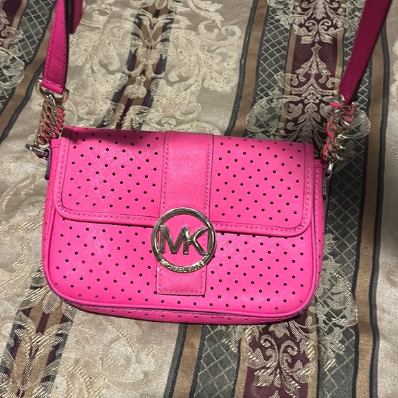 Gently used . HOT 🥵 PINK Michael Kors purse - Picture 1 of 4